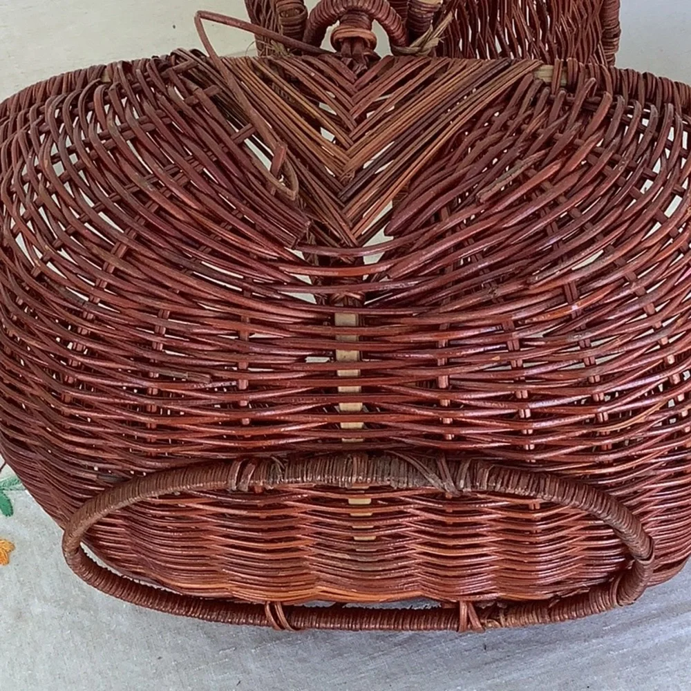 Small Cottagecore Vintage Picnic Basket
